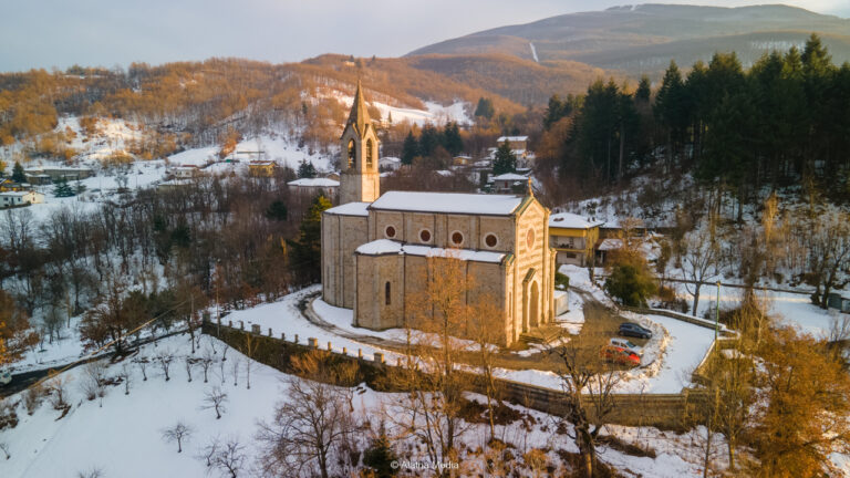 Chiesa sul lato di una montagna